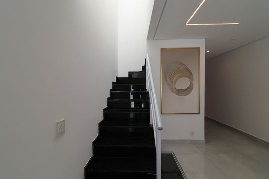 Escada de casa para alugar com 2 quartos, 143m² em Jardim Prudência, São Paulo