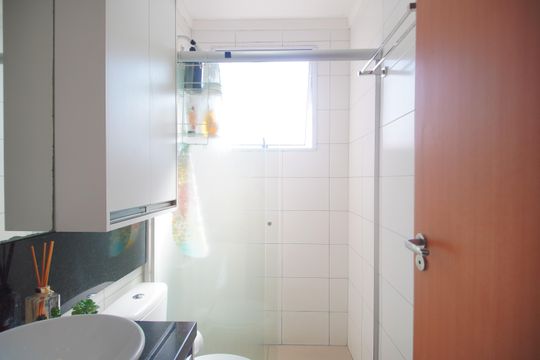Banheiro de apartamento à venda com 2 quartos, 50m² em Vila Rosa, Novo Hamburgo