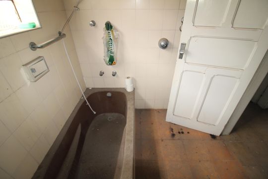 Banheiro de casa à venda com 2 quartos, 337m² em Vila Guaca, São Paulo