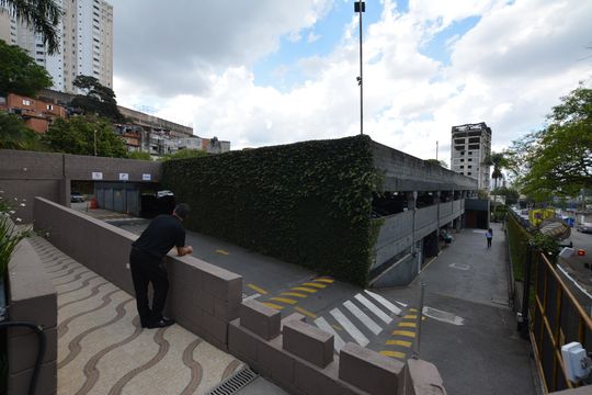 ESTACIONAMENTO COBERTO  de apartamento para alugar com 2 quartos, 55m² em Jaguaré, São Paulo