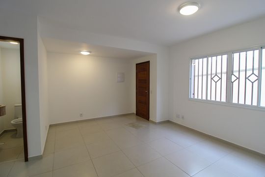 Sala de casa de condomínio para alugar com 2 quartos, 78m² em Vila Polopoli, São Paulo