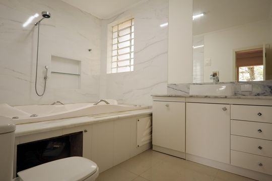 Banheiro Suíte de casa para alugar com 4 quartos, 334m² em Santo Amaro, São Paulo