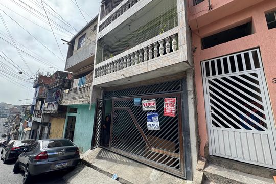 Fachada com PLACA GRANDE de casa à venda com 4 quartos, 236m² em Conceicao, Osasco