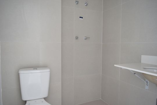 Banheiro de kitnet/studio à venda com 1 quarto, 24m² em Pinheiros, São Paulo