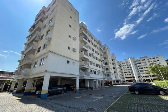 Fachada do bloco de apartamento para alugar com 3 quartos, 70m² em Praça Seca, Rio de Janeiro