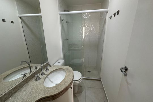 Banheiro da Suíte 1 de apartamento para alugar com 2 quartos, 89m² em Alphaville Conde Ii, Barueri