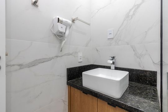 Banheiro de kitnet/studio para alugar com 1 quarto, 25m² em Vila Cordeiro, São Paulo