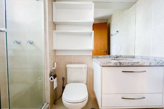 Banheiro da suíte de apartamento para alugar com 3 quartos, 162m² em Jardim Europa, Porto Alegre