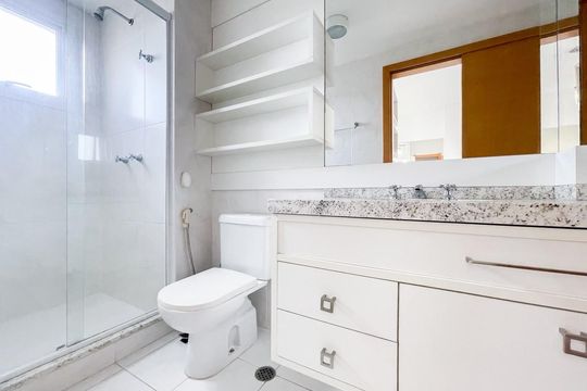 Banheiro da suíte de apartamento para alugar com 3 quartos, 162m² em Jardim Europa, Porto Alegre