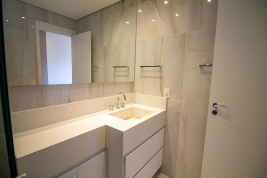 Banheiro da Suíte 2 de apartamento para alugar com 2 quartos, 103m² em Campo Belo, São Paulo
