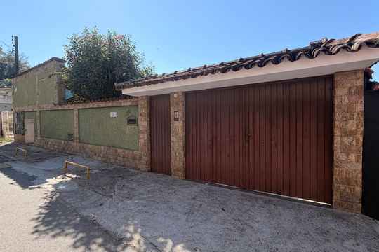 Fachada de casa para alugar com 2 quartos, 50m² em Quitandinha, Petrópolis