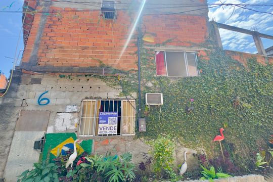 Placa instalada na fachada do imóvel  de casa à venda com 3 quartos, 50m² em Jardim Zimbardi, Guarulhos