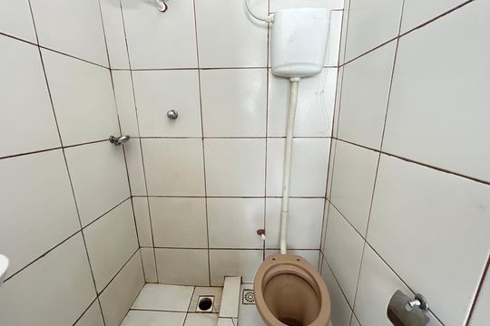 Banheiro de kitnet/studio para alugar com 1 quarto, 27m² em Vila Valqueire, Rio de Janeiro