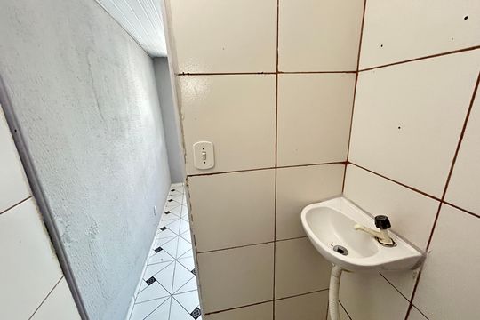 Banheiro de kitnet/studio para alugar com 1 quarto, 27m² em Vila Valqueire, Rio de Janeiro