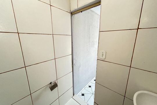 Banheiro de kitnet/studio para alugar com 1 quarto, 27m² em Vila Valqueire, Rio de Janeiro
