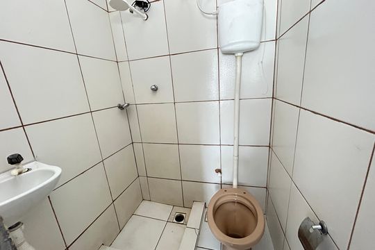 Banheiro de kitnet/studio para alugar com 1 quarto, 27m² em Vila Valqueire, Rio de Janeiro