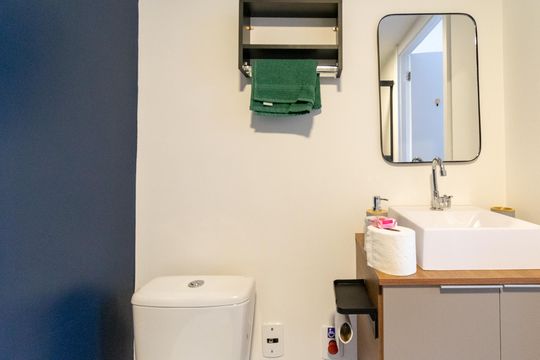 Banheiro da Suíte de apartamento para alugar com 1 quarto, 31m² em Jardim Itacolomi, São Paulo