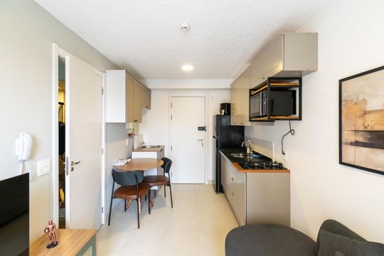 Sala/Cozinha de apartamento para alugar com 1 quarto, 31m² em Jardim Itacolomi, São Paulo