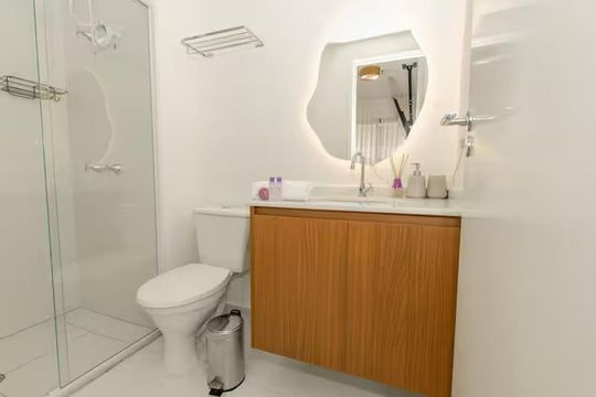 Banheiro de kitnet/studio à venda com 1 quarto, 27m² em Pinheiros, São Paulo