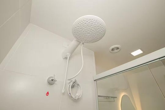 Banheiro de kitnet/studio à venda com 1 quarto, 27m² em Pinheiros, São Paulo