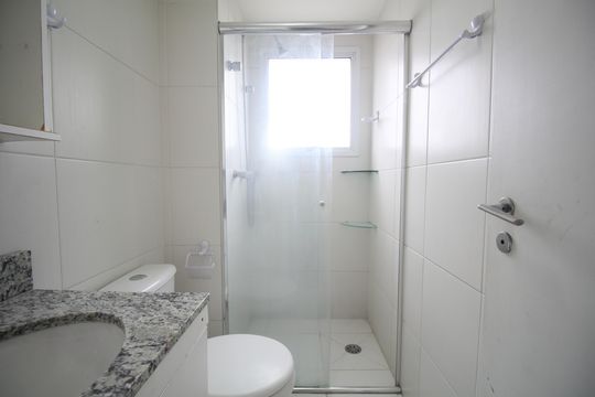 Banheiro social de apartamento para alugar com 2 quartos, 56m² em Vila Sonia do Taboao, Taboão da Serra