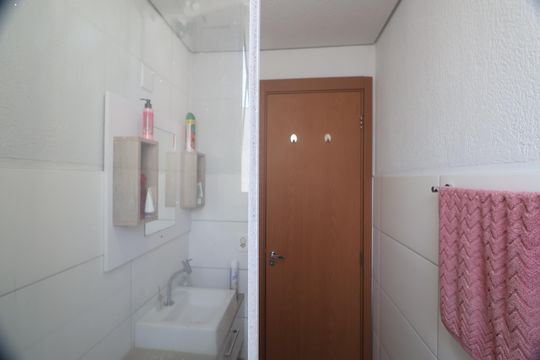 Banheiro de apartamento para alugar com 2 quartos, 48m² em Olaria, Canoas