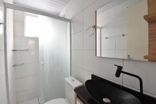 Banheiro de apartamento à venda com 2 quartos, 41m² em Jardim Monterrey, Curitiba