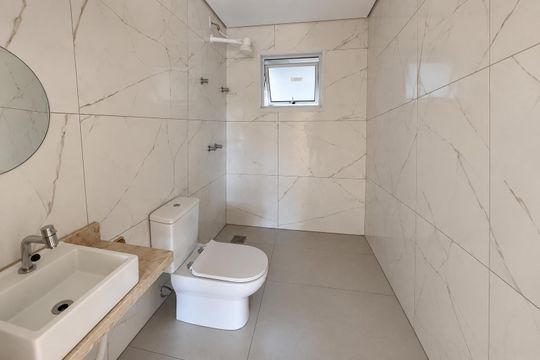 Banheiro  de apartamento para alugar com 2 quartos, 100m² em Vila Nova, Porto Alegre