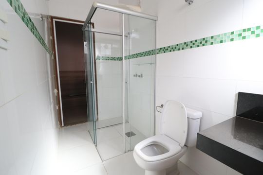 Banheiro do Quarto 1 e 2 de casa para alugar com 3 quartos, 250m² em Cidade Jardim, Uberlândia