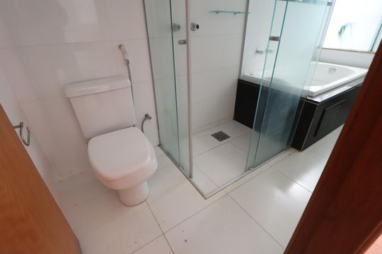 Banheiro do Quarto 3 de casa para alugar com 3 quartos, 250m² em Cidade Jardim, Uberlândia