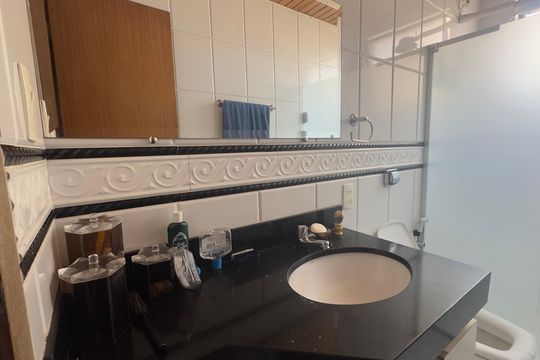 Banheiro social de apartamento à venda com 2 quartos, 70m² em Santo Antônio, Belo Horizonte
