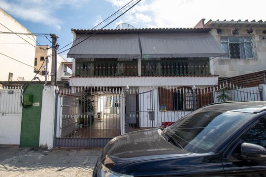Fachada de casa para alugar com 2 quartos, 80m² em Irajá, Rio de Janeiro