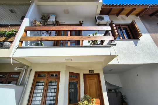 Fachada de casa à venda com 3 quartos, 115m² em Niterói, Canoas