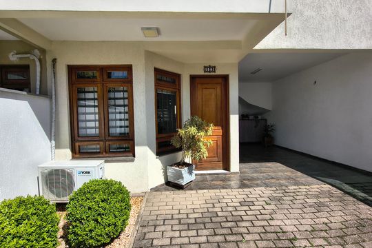 Quintal de casa à venda com 3 quartos, 115m² em Niterói, Canoas