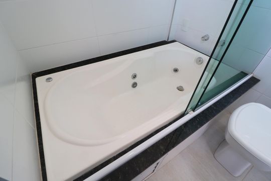 Banheiro do Quarto 4 de apartamento para alugar com 4 quartos, 213m² em Nossa Senhora Aparecida, Uberlândia