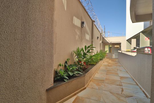 Hall de entrada de apartamento para alugar com 4 quartos, 213m² em Nossa Senhora Aparecida, Uberlândia