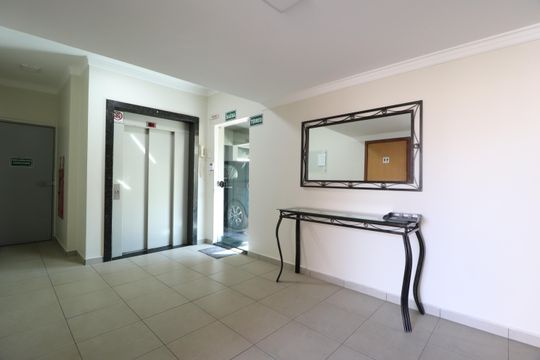 Hall de entrada de apartamento para alugar com 4 quartos, 213m² em Nossa Senhora Aparecida, Uberlândia