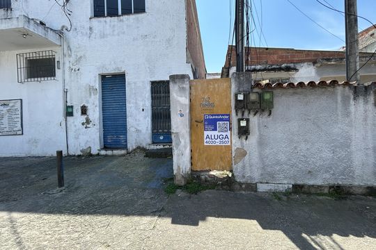 Fachada + placa de kitnet/studio para alugar com 1 quarto, 34m² em Vila Valqueire, Rio de Janeiro