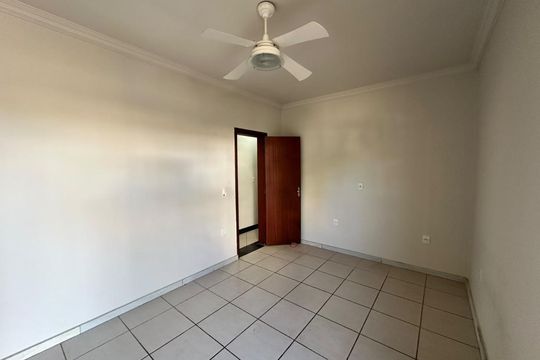 Quarto de casa de condomínio para alugar com 3 quartos, 360m² em Cabral, Contagem