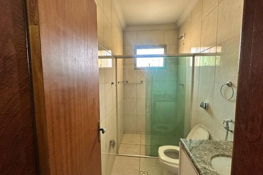 Banheiro de casa de condomínio para alugar com 3 quartos, 360m² em Cabral, Contagem