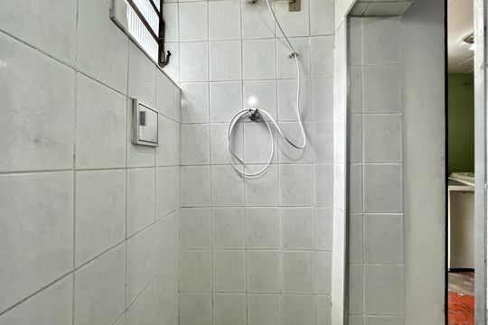 Banheiro de serviço de casa à venda com 3 quartos, 157m² em Conjunto Residencial Jardim Canaa, São Paulo