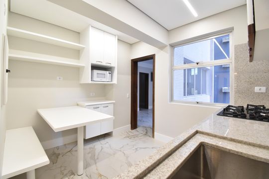 Cozinha de apartamento à venda com 4 quartos, 199m² em Bigorrilho, Curitiba