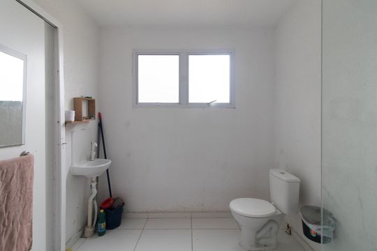Banheiro de apartamento para alugar com 2 quartos, 40m² em Restinga, Porto Alegre