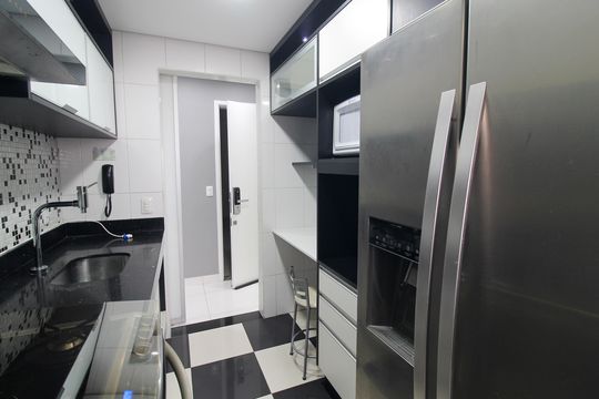Cozinha de apartamento para alugar com 3 quartos, 95m² em Jardim Arpoador, São Paulo