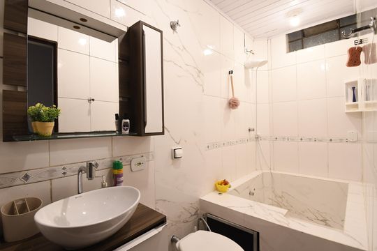Banheiro de apartamento para alugar com 3 quartos, 84m² em Batel, Curitiba