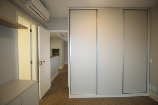 Suíte 1 de apartamento para alugar com 1 quarto, 49m² em São João, Porto Alegre