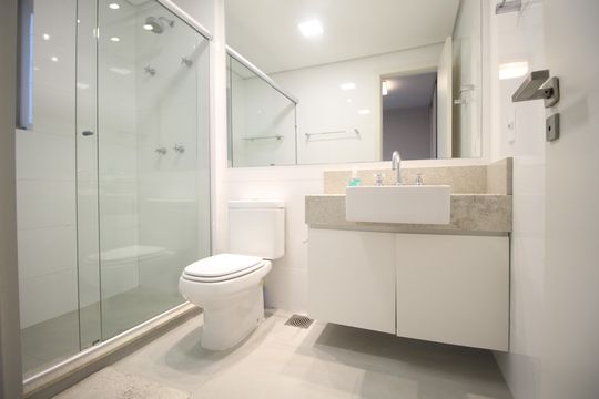 Banheiro da Suíte  de apartamento para alugar com 1 quarto, 49m² em São João, Porto Alegre