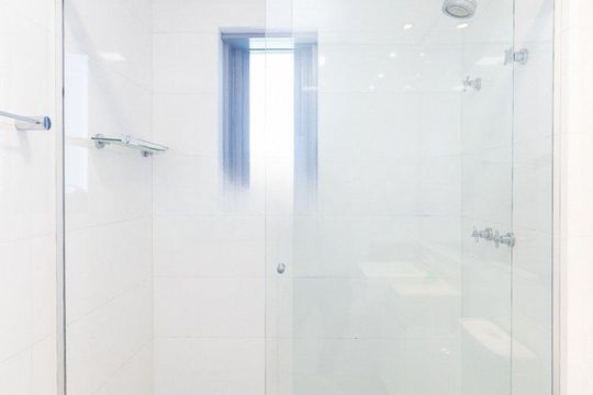 Banheiro da suíte de kitnet/studio para alugar com 1 quarto, 49m² em São João, Porto Alegre