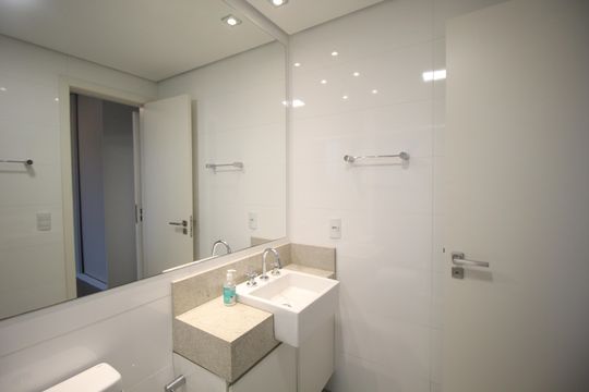 Banheiro da Suíte 1 de apartamento para alugar com 1 quarto, 49m² em São João, Porto Alegre