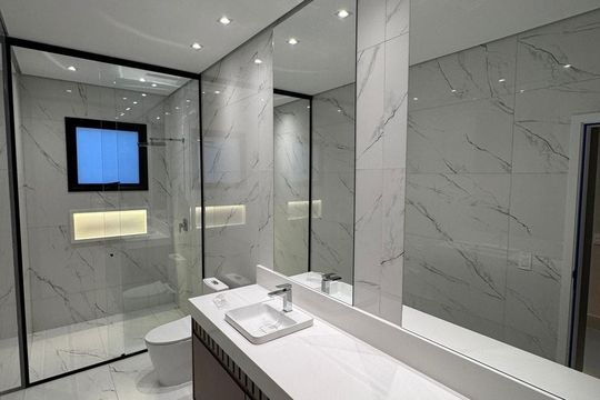 Banheiro da suíte de casa de condomínio à venda com 3 quartos, 500m² em Jardim Indaiatuba Golf, Indaiatuba